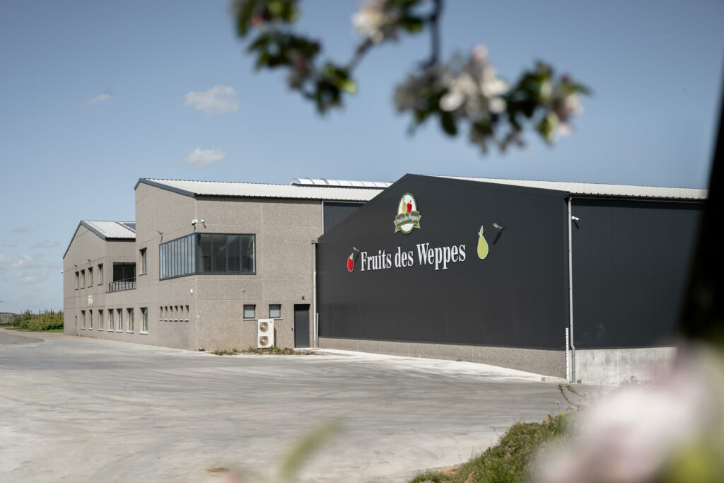 moderne industriebouw loods van prefab beton met bedrijfsnaam Fruits des Weppes